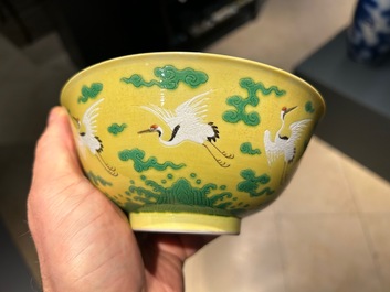Een Chinese kom met kraanvogels op een gele fondkleur, Yongzheng merk en mogelijk periode