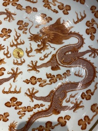 Plat en porcelaine de Chine &agrave; d&eacute;cor de dragons en rouge de fer et dor&eacute;, marque et &eacute;poque de Guangxu