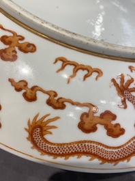 Plat en porcelaine de Chine &agrave; d&eacute;cor de dragons en rouge de fer et dor&eacute;, marque et &eacute;poque de Guangxu