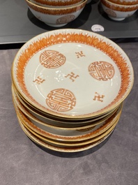 Een Chinees ijzerrood en verguld 36-delig 'Shou' servies, Tongzhi merk en periode