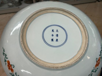 Een Chinese famille rose Bencharong schotel voor de Thaise markt, Kangxi merk, 19e eeuw