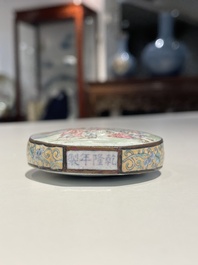 Tabati&egrave;re en &eacute;maux de P&eacute;kin &agrave; d&eacute;cor d'&eacute;trangers, marque et &eacute;poque de Qianlong