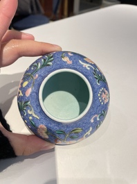 Pot &agrave; eau en porcelaine de Chine famille rose &agrave; fond bleu, marque de Qianlong, R&eacute;publique