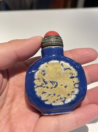 Twee Chinese snuifflessen in porselein, Daoguang merk en periode