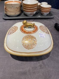 Een Chinees ijzerrood en verguld 36-delig 'Shou' servies, Tongzhi merk en periode