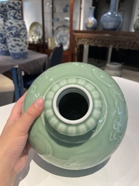Een Chinese monochrome celadon-geglazuurde 'draken' vaas, 19e eeuw