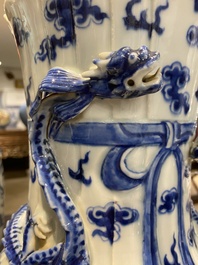 Een paar Chinese blauw-witte 'draken' vazen, 19e eeuw