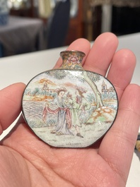 Tabati&egrave;re en &eacute;maux de P&eacute;kin &agrave; d&eacute;cor d'&eacute;trangers, marque et &eacute;poque de Qianlong
