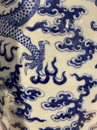 Paire de vases en porcelaine de Chine en bleu et blanc &agrave; d&eacute;cor de dragons, 19&egrave;me