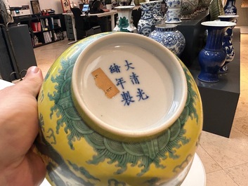 Une collection vari&eacute;e en porcelaine de Chine &agrave; fond jaune, 19/20&egrave;me