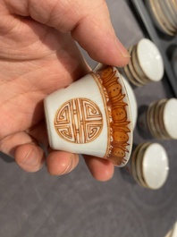 Een Chinees ijzerrood en verguld 36-delig 'Shou' servies, Tongzhi merk en periode