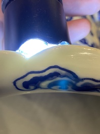 Paire de vases en porcelaine de Chine en bleu et blanc &agrave; d&eacute;cor de dragons, 19&egrave;me