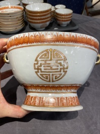 Een Chinees ijzerrood en verguld 36-delig 'Shou' servies, Tongzhi merk en periode