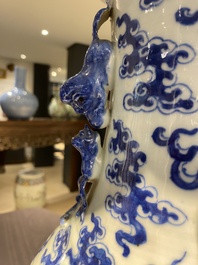 Paire de vases en porcelaine de Chine en bleu et blanc &agrave; d&eacute;cor de dragons, 19&egrave;me