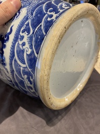 Paire de vases en porcelaine de Chine en bleu et blanc &agrave; d&eacute;cor de dragons, 19&egrave;me
