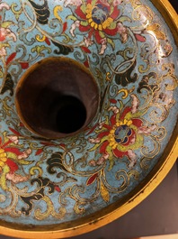 Een Chinese cloisonn&eacute; 'gu' vaas met lotusslingers, 18/19e eeuw