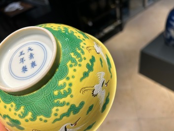 Een Chinese kom met kraanvogels op een gele fondkleur, Yongzheng merk en mogelijk periode