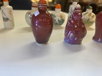Trois tabati&egrave;res en porcelaine de Chine &agrave; &eacute;mail flamb&eacute;, 18/19&egrave;me