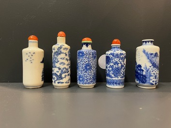 Cinq tabati&egrave;res en porcelaine de Chine en bleu et blanc, 19/20&egrave;me