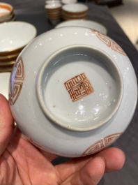 Een Chinees ijzerrood en verguld 36-delig 'Shou' servies, Tongzhi merk en periode