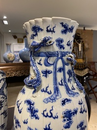 Een paar Chinese blauw-witte 'draken' vazen, 19e eeuw
