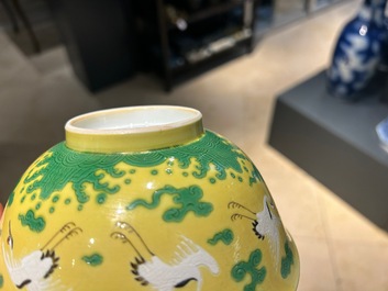 Een Chinese kom met kraanvogels op een gele fondkleur, Yongzheng merk en mogelijk periode