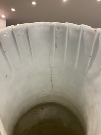 Een paar Chinese blauw-witte 'draken' vazen, 19e eeuw
