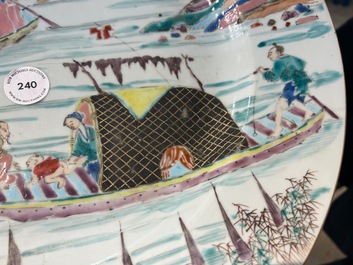 Plat en porcelaine de Chine famille rose &agrave; d&eacute;cor de p&ecirc;cheurs dans un sampan, Yongzheng/Qianlong