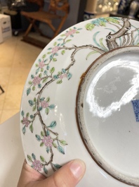 Paire de plats en porcelaine de Chine famille rose &agrave; d&eacute;cor de pies et de prunus, marque de Qianlong, R&eacute;publique