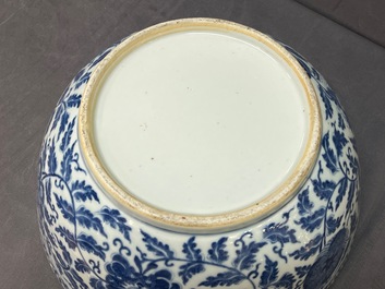 Een grote Chinese blauw-witte kom met lotusslingers en drie diverse famille rose borden, 19/20e eeuw