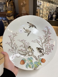 Paire de plats en porcelaine de Chine famille rose &agrave; d&eacute;cor de pies et de prunus, marque de Qianlong, R&eacute;publique