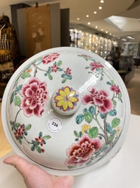 Terrine couverte en porcelaine de Chine famille rose &agrave; fin d&eacute;cor floral, Yongzeng