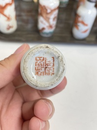Dertien Chinese overwegend ijzerrood gedecoreerde snuifflessen, 19/20e eeuw