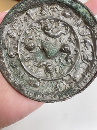 Mirroir en bronze l&eacute;g&egrave;rement argent&eacute; &agrave; d&eacute;cor de lions et de vignes, Chine, Tang