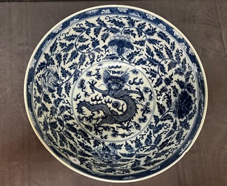 Een grote Chinese blauw-witte kom met lotusslingers en drie diverse famille rose borden, 19/20e eeuw