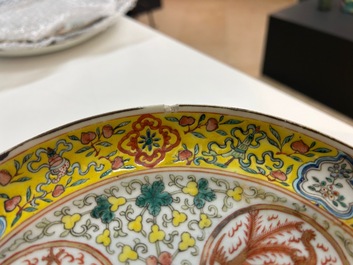 Een grote Chinese blauw-witte kom met lotusslingers en drie diverse famille rose borden, 19/20e eeuw