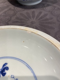 Een paar Chinese blauw-witte dekselkommen met verhalend decor, Kangxi/Yongzheng