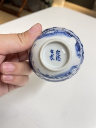 Een diverse collectie blauw-wit Chinees porselein, 19/20e eeuw