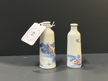 Twee Chinese blauw-witte en koperrode snuifflessen, 19e eeuw
