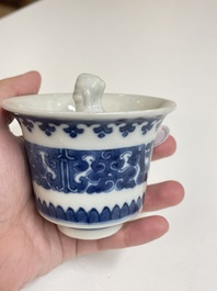 Een Chinese blauw-witte 'Hansje in de kelder' wijnkop, 'gong dao bei', 19e eeuw