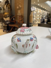 Drie Chinese famille rose theepotten met deksels, Yongzheng