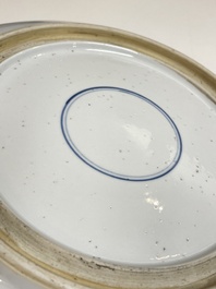Plat en porcelaine de Chine famille verte &agrave; d&eacute;cor d'une sc&egrave;ne de boxe, probablement 19&egrave;me