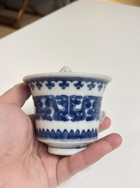 Een Chinese blauw-witte 'Hansje in de kelder' wijnkop, 'gong dao bei', 19e eeuw