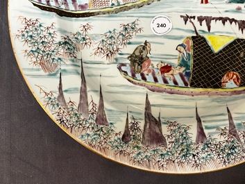 Plat en porcelaine de Chine famille rose &agrave; d&eacute;cor de p&ecirc;cheurs dans un sampan, Yongzheng/Qianlong
