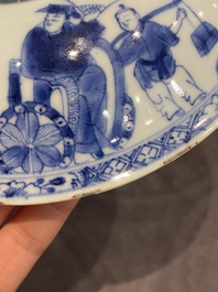 Een paar Chinese blauw-witte dekselkommen met verhalend decor, Kangxi/Yongzheng