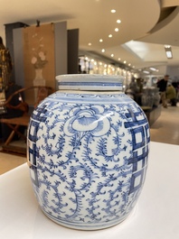 Une paire de coupes en porcelaine de Chine famille rose et un pot couvert pour le march&eacute; Straits ou Peranakan, 19&egrave;me