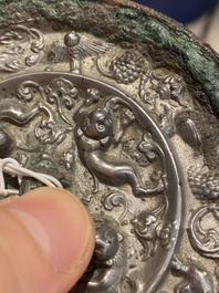 Mirroir en bronze l&eacute;g&egrave;rement argent&eacute; &agrave; d&eacute;cor de lions et de vignes, Chine, Tang