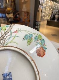 Paire de plats en porcelaine de Chine famille rose &agrave; d&eacute;cor de pies et de prunus, marque de Qianlong, R&eacute;publique