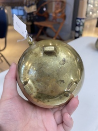 Six br&ucirc;le-parfums en bronze, Chine, 19/20&egrave;me