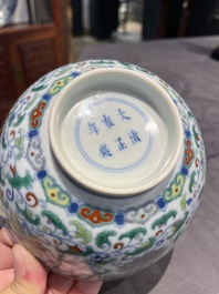 Een Chinese doucai kom met floraal decor, Yongzheng merk, 19/20e eeuw